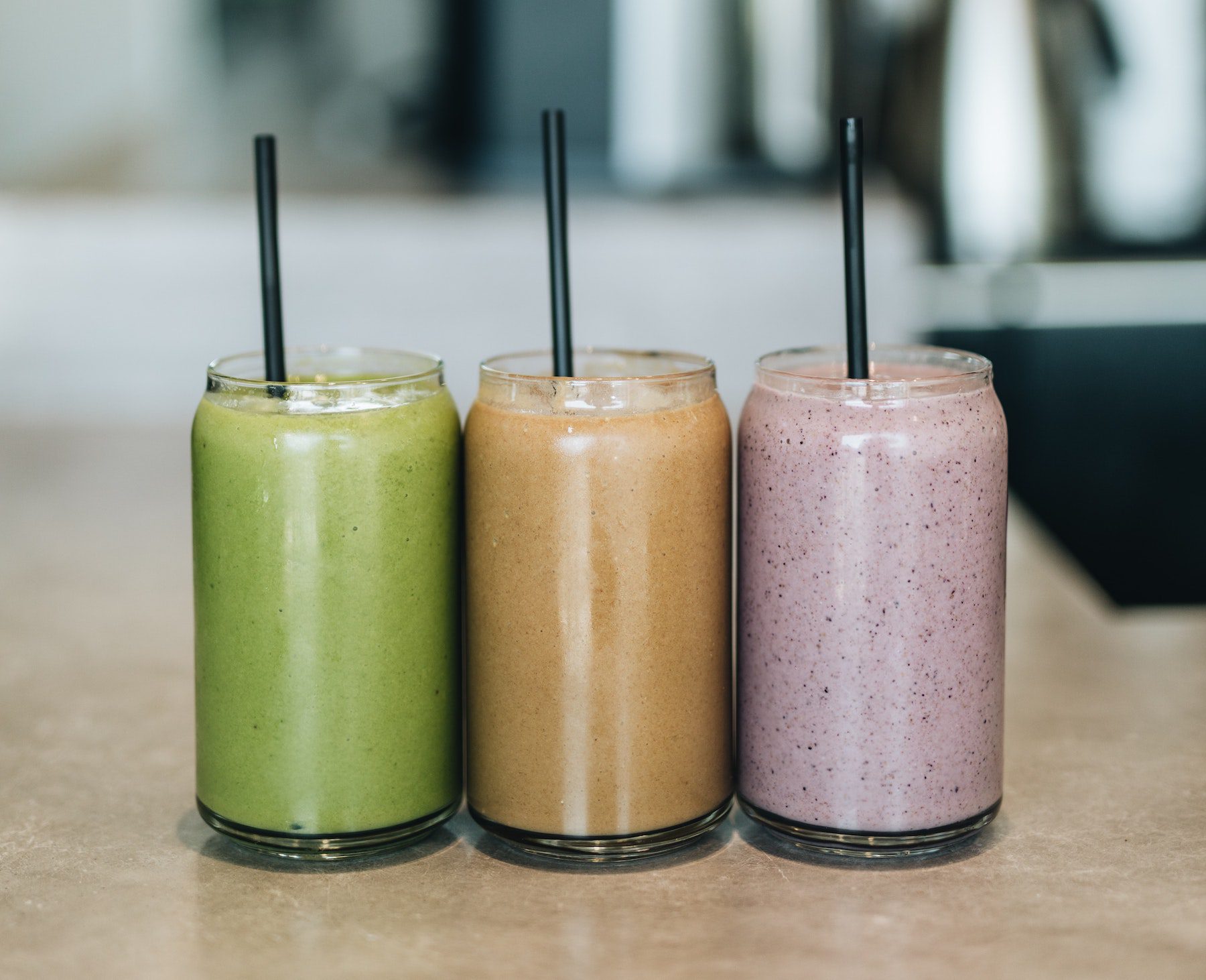 personal-blenders-smoothies-on-counter